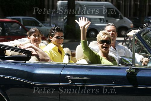 Amsterdam 18 juni 2005
Connie Breukhoven met Marvin Shanne en Edwin in Bentley Cabrio op de cornelis schuytstraat