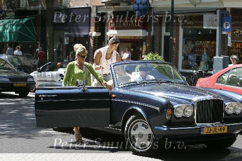 Amsterdam 18 juni 2005
Connie Breukhoven met Marvin Shanne en Edwin in Bentley Cabrio op de cornelis schuytstraat