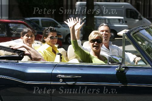 Amsterdam 18 juni 2005
Connie Breukhoven met Marvin Shanne en Edwin in Bentley Cabrio op de cornelis schuytstraat