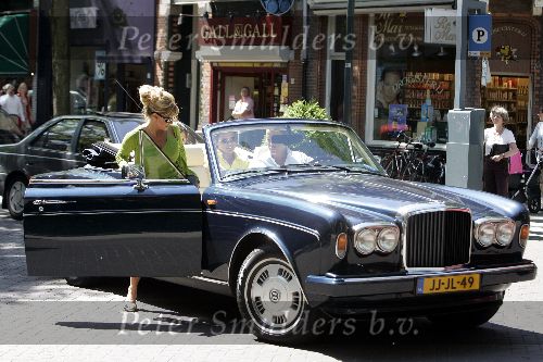 Amsterdam 18 juni 2005
Connie Breukhoven met Marvin Shanne en Edwin in Bentley Cabrio op de cornelis schuytstraat