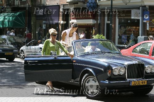 Amsterdam 18 juni 2005
Connie Breukhoven met Marvin Shanne en Edwin in Bentley Cabrio op de cornelis schuytstraat