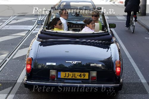 Amsterdam 18 juni 2005
Connie Breukhoven met Marvin Shanne en Edwin in Bentley Cabrio op de cornelis schuytstraat