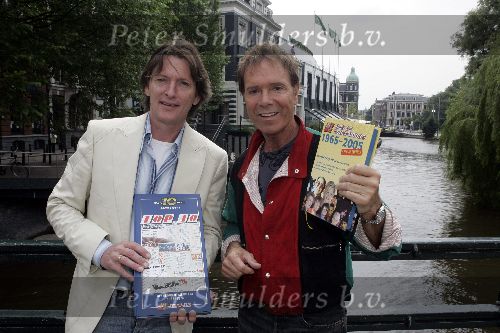 Amsterdam 10 juni 2005
Cliff Richard met erik de zwart met top 40 boek