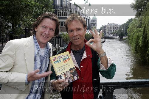 Amsterdam 10 juni 2005
Cliff Richard met erik de zwart met top 40 boek