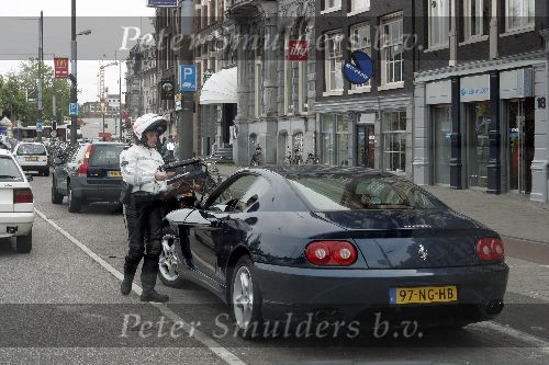 Amsterdam 16 juni 2005
Man in ferrari krijgt bekeuring van politieagent