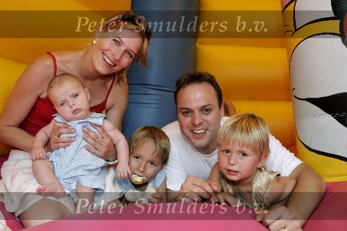Fijnaart 23 juni 2005
Frans Bauer Mariska Bauer Frans Bauer jr Christiaan Bauer en Jan Bauer op luchtkussen