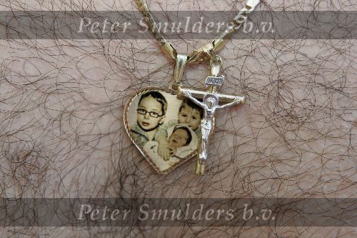 Fijnaart 23 juni 2005
Frans Bauer  zijn ketting met hart met foto\'s van kinderen erop