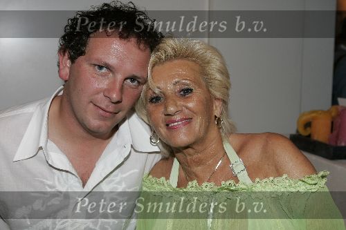 Bloemendaal 1 juni 2005
haringparty radio Noordzee bij tropen aan zee.
Hanny Veerkamp en Robert Leroy
