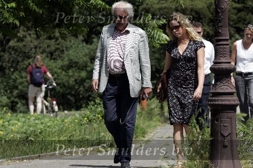 Amsterdam 22 juni 2005
Henk Spaan met .... wandelend op straat