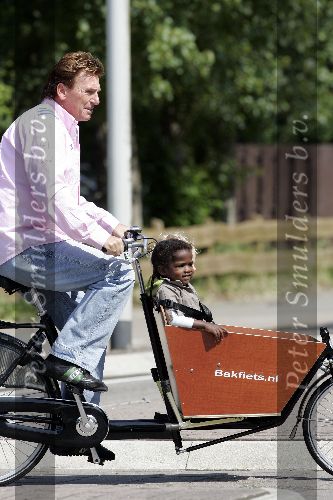 Castricum 8 juni 2005
Henny Huisman met zijn kleinkinderen Emaa en Oliver in bakfiets.
