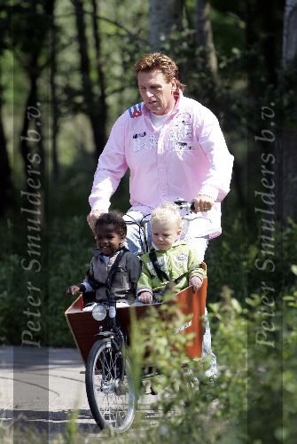 Castricum 8 juni 2005
Henny Huisman met zijn kleinkinderen Emaa en Oliver in bakfiets.