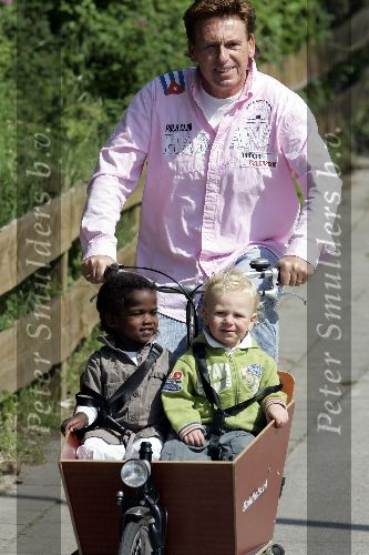 Castricum 8 juni 2005
Henny Huisman met zijn kleinkinderen Emaa en Oliver in bakfiets.