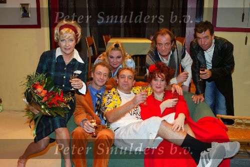 Den Bosch 2 december 2002
Premiere Tel uit je winst met Jon v Eerd, Inge Ipenburg, Laus Steenbeeke, Marjolein Algera, Filip Bolluyt, Istvan Hitzelberger Maya van den Broecke, Albert Verlinden, John Lanting, Danny de  Munck, Isa Hoes , Antonie Kamerling, Catharine Keyl,  Robert Long Tony Neef Gerard Cox Henk Bres, bruni heinke Seth Gaaikema Hans Cornelissen, John Leddy Cilly Dartell Loeki Knol Antje Monteiro Johnny Kraaykamp en Anick Boer Gerry v d Klei