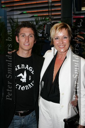 Scheveningen 13 september 2004
Premiere Cool in pathe scheveningen.
Inge Ipenburg met een vriend
