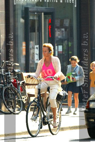 Amsterdam 17 september 2003
Inge Ipenburg met walkman op fiets
