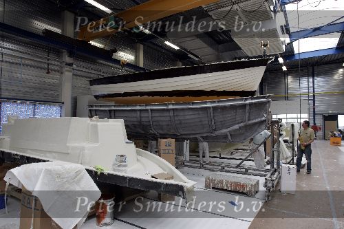 Zwartsluis 29 april 2005
Bouw interboat 22 classic sloep bij scheepswerf interboat.
Het losmaken van de onderkant boot van de mal