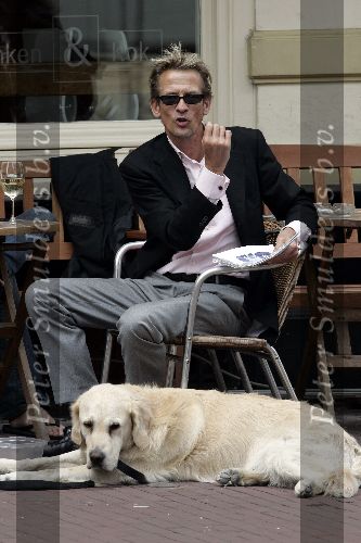 Amsterdam 16 juni 2005
Jan Lenferink met zijn hond ben op terras .
Hij heeft de papieren van zijn boek  \