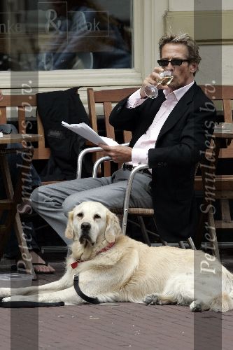 Amsterdam 16 juni 2005
Jan Lenferink met zijn hond ben op terras .
Hij heeft de papieren van zijn boek  \