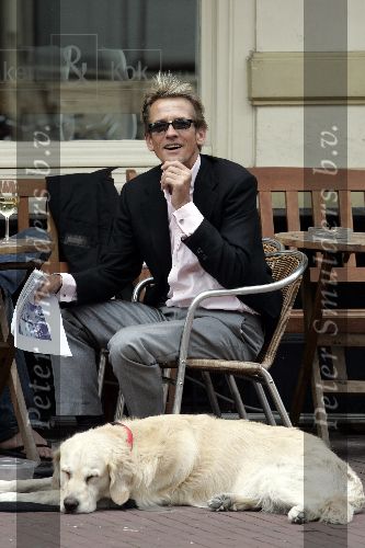 Amsterdam 16 juni 2005
Jan Lenferink met zijn hond ben op terras .
Hij heeft de papieren van zijn boek  \