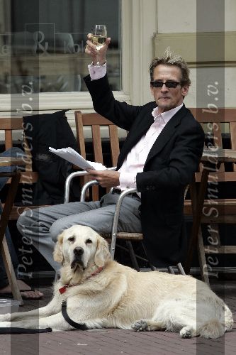Amsterdam 16 juni 2005
Jan Lenferink met zijn hond ben op terras .
Hij heeft de papieren van zijn boek  \