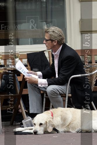 Amsterdam 16 juni 2005
Jan Lenferink met zijn hond ben op terras .
Hij heeft de papieren van zijn boek  \