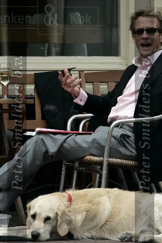 Amsterdam 16 juni 2005
Jan Lenferink met zijn hond ben op terras .
Hij heeft de papieren van zijn boek  \