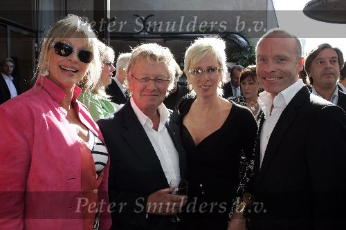 Amsterdam 14 juni 2005
Haringparty bij hilton hotel.
Jan des Bouvrie met Monique des Bouvrie en Babette Cremer en Mart Visser