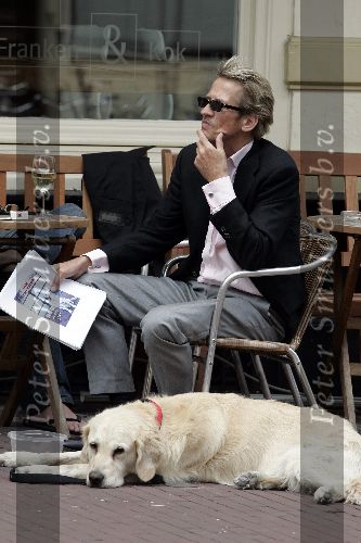 Amsterdam 16 juni 2005
Jan Lenferink met zijn hond ben op terras .
Hij heeft de papieren van zijn boek  \