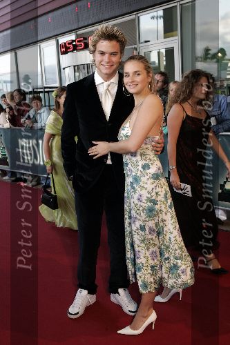 Amsterdam 6 juni 2005
Uitreiking Johnny Kraaykamp musical awards in Nieuwe luxor.
Jim Bakkum met vriendin en witte sportschoenen