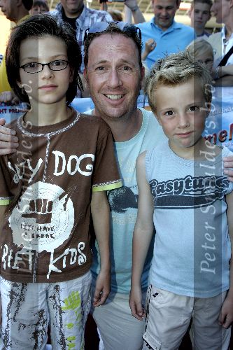 Amsterdam 19 juni 2005
Premiere de Cameleon in pathe arena.
Jochem v Gelder met kinderen