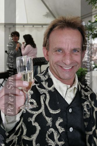 Loenen 13 juni 2005
Kreeftenparty bij restaurant tante Koosje.
Johan Vlemmix met champagne