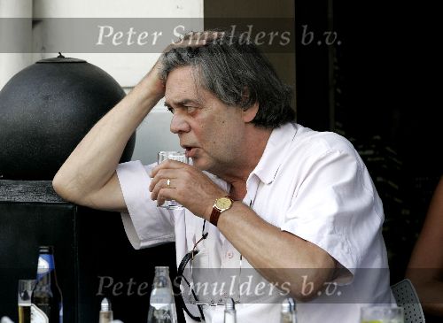 Amsterdam 22 juni 2005
Johnny Lion op terras cafe pc  op pc hooftstraat