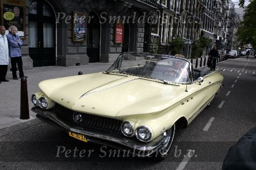 Amsterdam 8 juni 2005
Presentatie cd Karin Bloemen in Carre.
Karin in Buick cabrio voor carre.