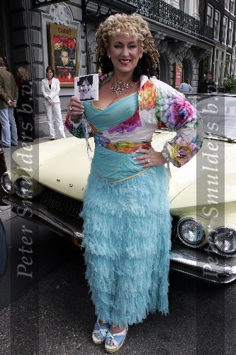 Amsterdam 8 juni 2005
Presentatie cd Karin Bloemen in Carre.
Karin in Buick cabrio voor carre.