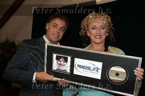 Amsterdam 8 juni 2005
Presentatie cd Karin Bloemen in Carre.
 Karin met Aad Ouborg