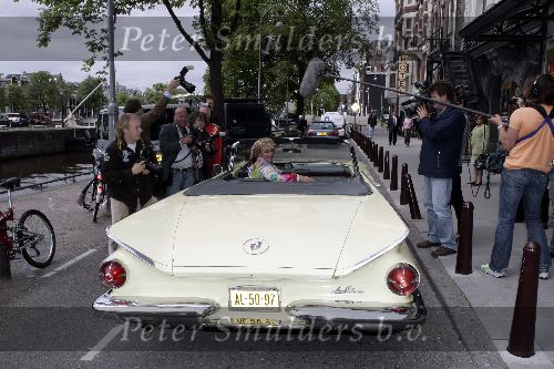 Amsterdam 8 juni 2005
Presentatie cd Karin Bloemen in Carre.
Karin in Buick cabrio voor carre.