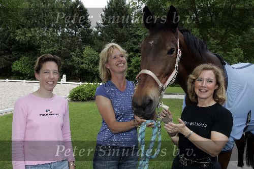 Erp 16 juni 2005
Anky van Grunsven in Anky kleding met Bonfire en Linda Wallagh met een vriendin