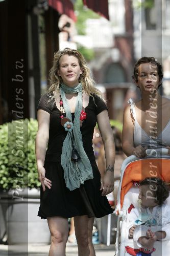 Amsterdam 23 juni 2005
Maria Kooistra zwanger met zoontje op cornelis schuytstraat