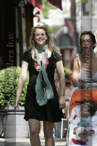 Amsterdam 23 juni 2005
Maria Kooistra zwanger met zoontje op cornelis schuytstraat