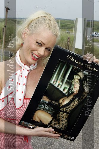 Bloemendaal 1 juni 2005
Haringparty radio noordzee.
Monique Sluyter met kalender