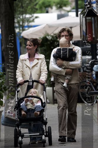 Amsterdam 4 juni 2005
Prins Bernhard jr met Prinses Annette en Sam v Vollenhoven en Isabella v Vollenhoven  op cornelis schuytstraat