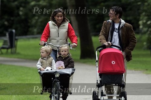 Amsterdam 11 juni 2005
Prins Maurits achter kinderwagen en Prinses Marilene met Lucas en Anna in bakfiets in het vondelpark.