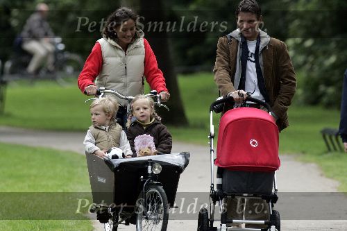 Amsterdam 11 juni 2005
Prins Maurits achter kinderwagen en Prinses Marilene met Lucas en Anna in bakfiets in het vondelpark.