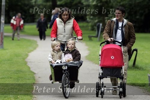 Amsterdam 11 juni 2005
Prins Maurits achter kinderwagen en Prinses Marilene met Lucas en Anna in bakfiets in het vondelpark.