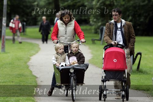 Amsterdam 11 juni 2005
Prins Maurits achter kinderwagen en Prinses Marilene met Lucas en Anna in bakfiets in het vondelpark.