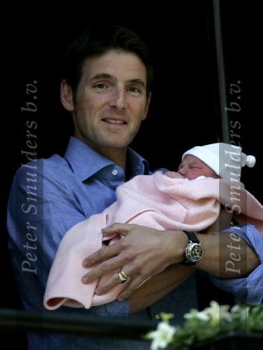 Amsterdam 31 mei 2005
Prins Maurits met zijn dochter Felicia op zijn balkon