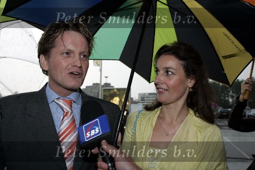 Rotterdam 3 juni 2005
Premiere Circus du soleil  bij ahoy.
Prins Pieter Christiaan met zijn verloofde Anita v V ollenhoven onder paraplu. wordt geinterviewd door sbs