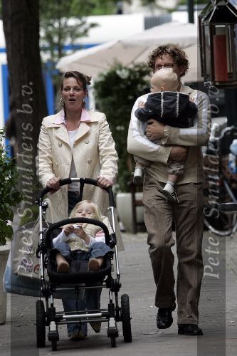 Amsterdam 4 juni 2005
Prins Bernhard jr met Prinses Annette en Sam v Vollenhoven en Isabella v Vollenhoven  op cornelis schuytstraat