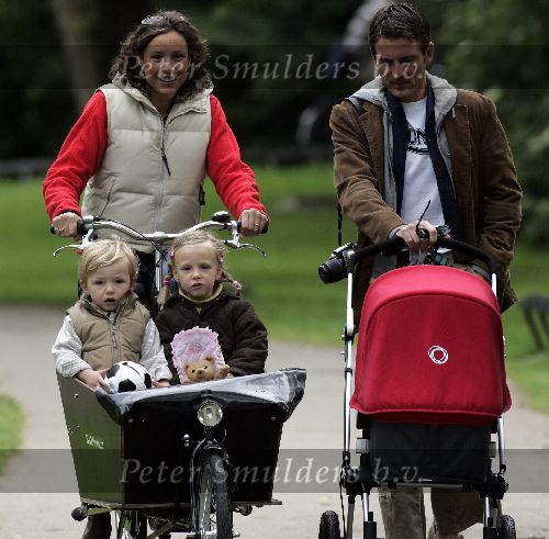 Amsterdam 11 juni 2005
Prins Maurits achter kinderwagen en Prinses Marilene met Lucas en Anna in bakfiets in het vondelpark.