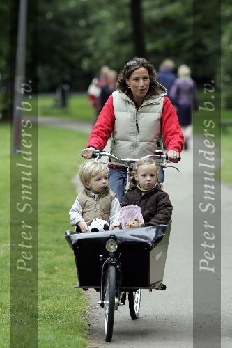 Amsterdam 11 juni 2005
Prins Maurits achter kinderwagen en Prinses Marilene met Lucas en Anna in bakfiets in het vondelpark.